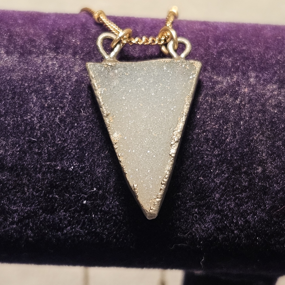 GOLD CHAIN HOLDING A BEAUTIFUL SMOKEY QUARTZ TRIANGLE STONE. PHOTO 📸